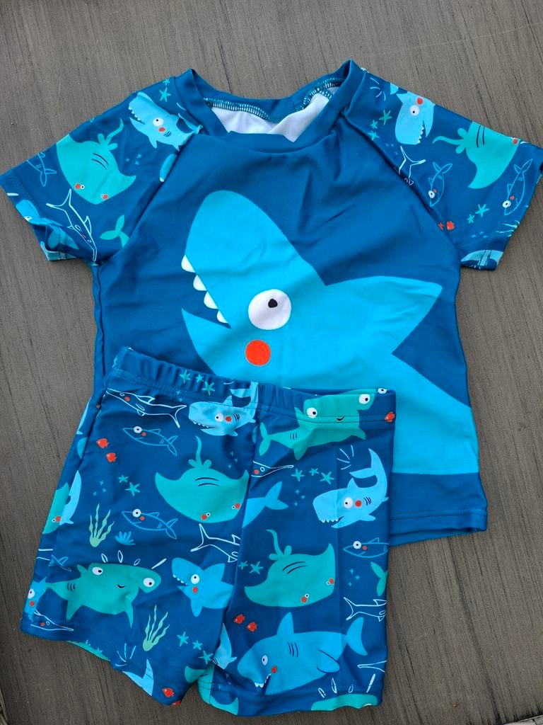 Te koop, uv (zwem)pak voor jongens maat 18-24 maand, Kinderen en Baby's, Kinderkleding | Kinder-zwemkleding, UV-zwemkleding, One size