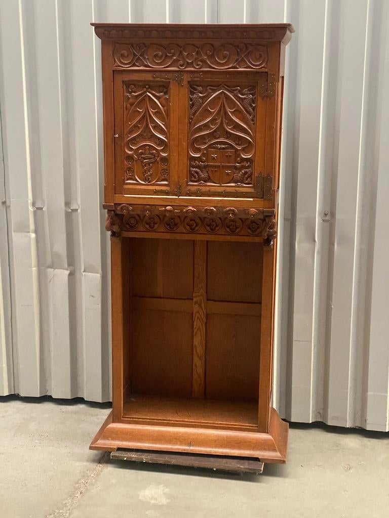Antieke Gotische Kast met Gebeeldhouwde Figuren, 19e Eeuw, Ophalen