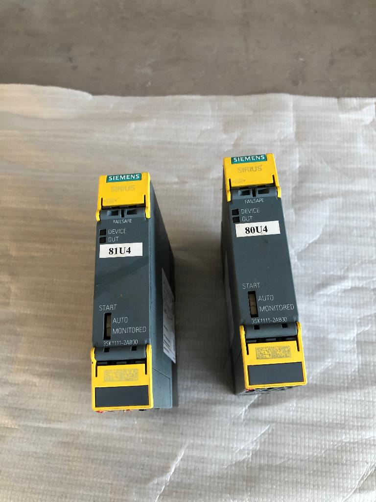 te koop:2 x siemens safety relay 3sk1111-2ab30, Ophalen of Verzenden, Gebruikt