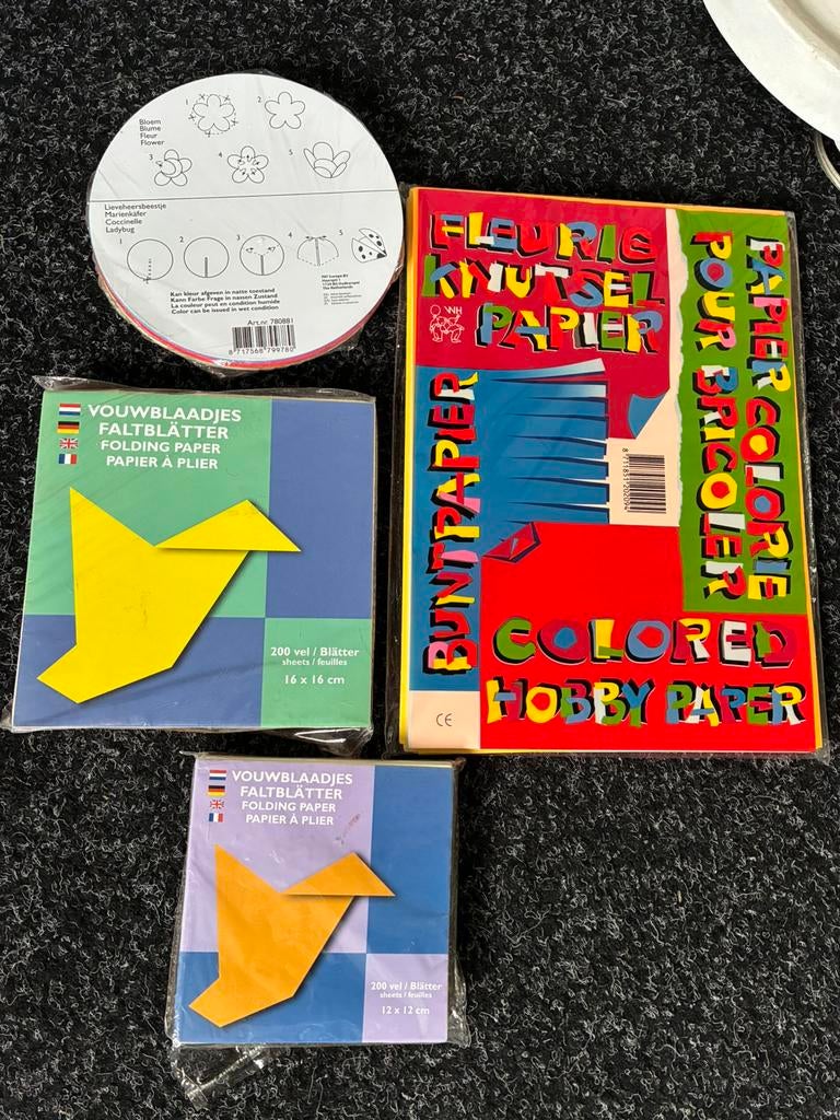 TE KOOP WEGENS OMSTANDIGHEDEN. 4 PAK NIEUWE VOUWBLAADJES., Ophalen of Verzenden, Nieuw, Knutselwerk