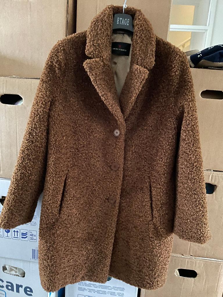 Bruine boucle mantel Fuchs Schmitt maat 42, Kleding | Dames, Jassen | Winter, Bruin, Maat 42/44 (L), Ophalen of Verzenden, Zo goed als nieuw