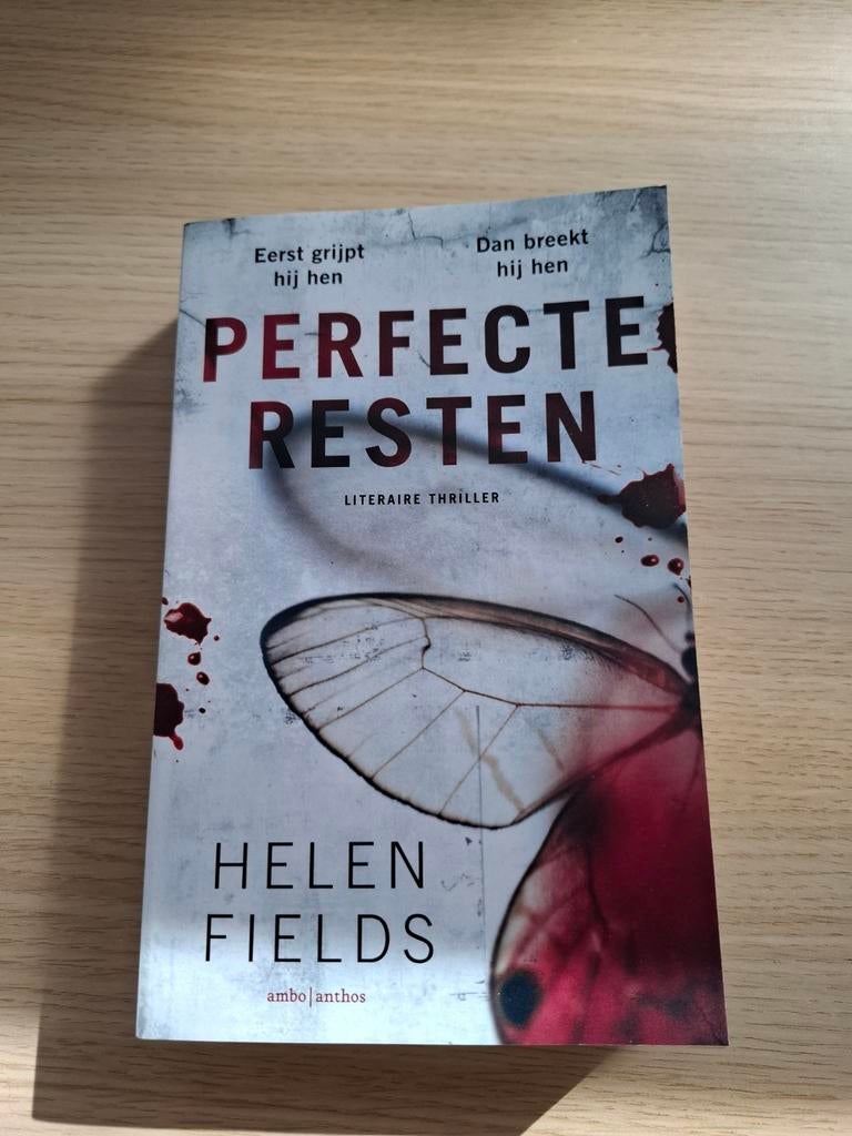 Perfecte resten - helen fields, Ophalen of Verzenden, Zo goed als nieuw
