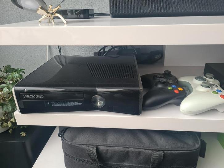Xbox 360 met 2 controllers en 26 spellen, Spelcomputers en Games, Spelcomputers | Xbox 360, Gebruikt, Met 2 controllers, Met games