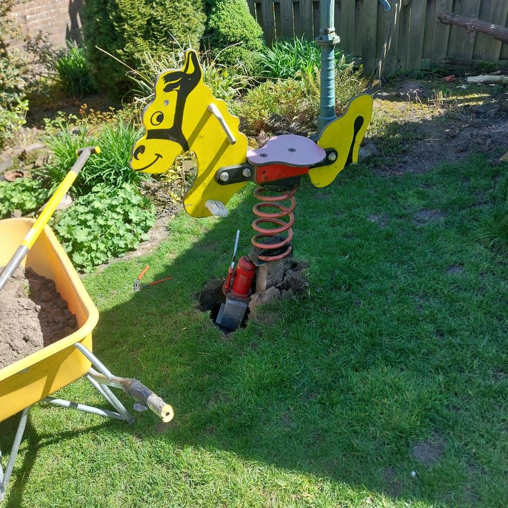 Wipkip paard speeltoestel met funderingspaal, Ophalen, Gebruikt