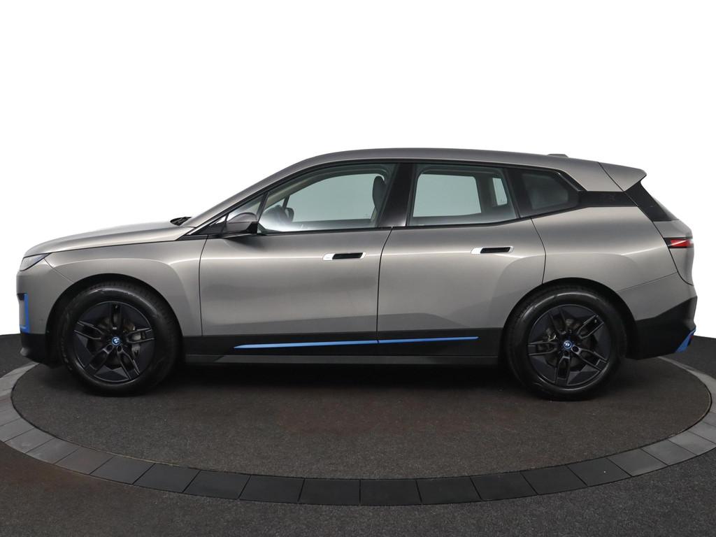 BMW iX xDrive40 Business Edition Plus 77 kWh | Driving Assis, Auto's, BMW, 34 min, Stof, Gebruikt, 495 min