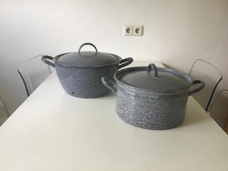 2x emaille pan grijsblauw gewolkt; ø 30 & 32,5 cm; samen €25, Antiek en Kunst, Antiek | Emaille, Ophalen