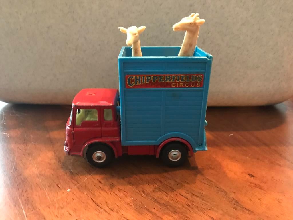 Corgi. Chipperfield’s circus. Bedford tractor met 2 giraffen, Ophalen of Verzenden, Zo goed als nieuw, Bus of Vrachtwagen