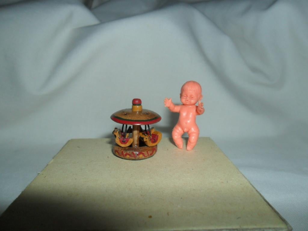 Oude houten draaimolen paard poppenhuis speelgoed winkel pop, Verzamelen, Verzenden, Poppenhuis