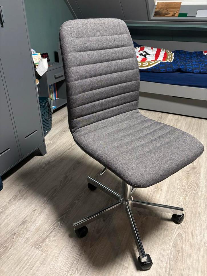 Bureaustoel Jysk grijs stof, Huis en Inrichting, Bureaustoelen, Zo goed als nieuw, Bureaustoel, Grijs, Ophalen