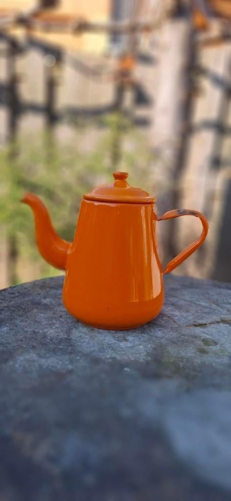 Geëmailleerde oranje schenkkan  20 cm hoog, Ophalen