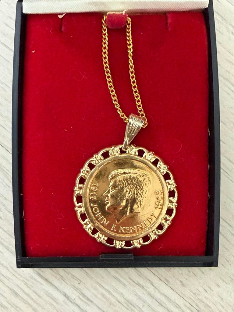 Coin pendant honoring John F. Kennedy Necklace, Ophalen, Zo goed als nieuw, Goud, Overige materialen