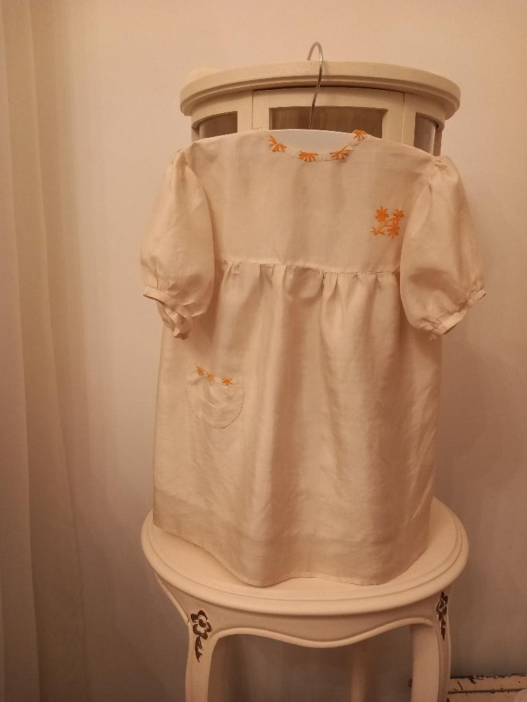 Antiek Frans zijde jurkje 45 cm. uit 1920 .prijs nu € 15,00, Antiek en Kunst, Antiek | Kleding en Accessoires, Verzenden