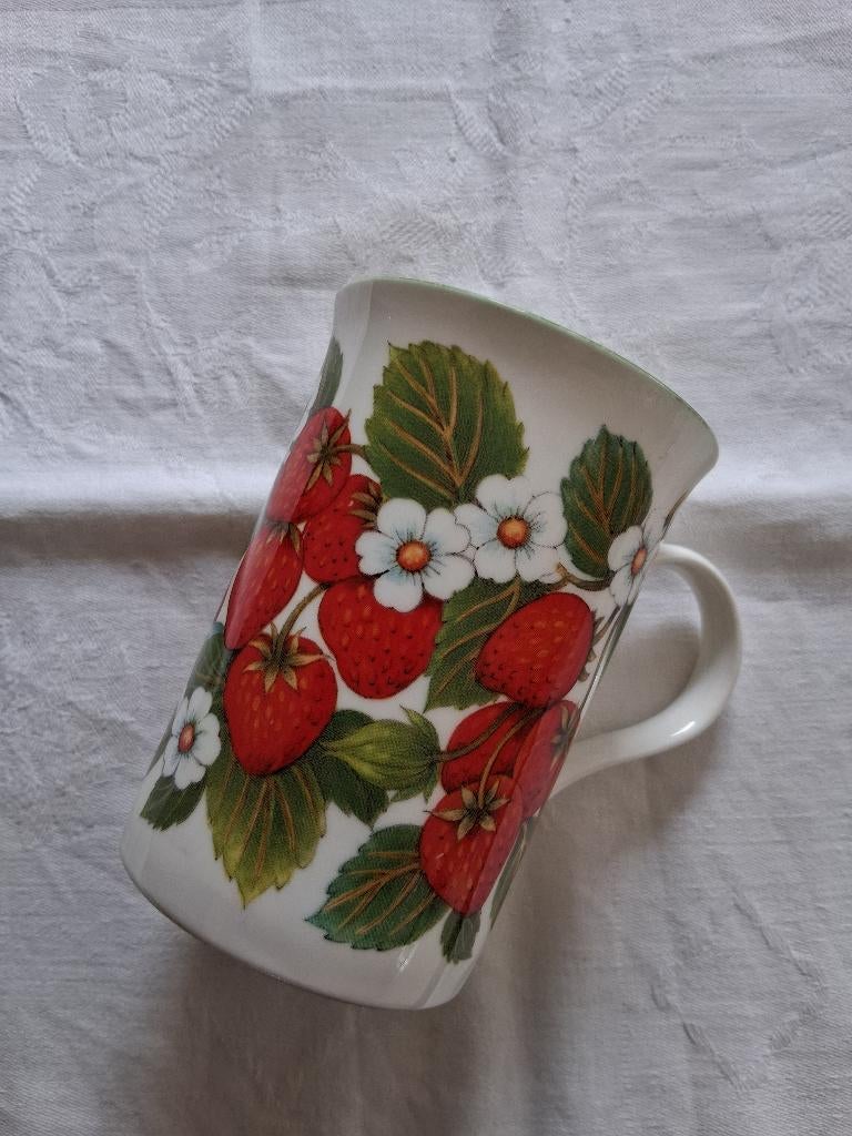 Vintage Staffordshire England Strawberry mok *eureka*, Ophalen of Verzenden, Zo goed als nieuw, Porselein, Kop en/of schotel