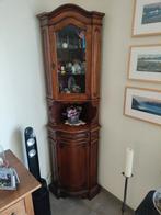 Antieke hoekkast met twee kastjes en een lade, Ophalen