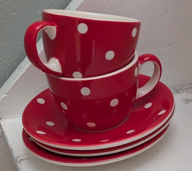 Leuke set kop en schotels rood met witte stippen 2x, Keramiek, Ophalen of Verzenden, Zo goed als nieuw, Overige stijlen