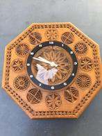 Houtsnijwerk klok - Duits/Oostenrijk - op batterij, Antiek en Kunst, Ophalen of Verzenden
