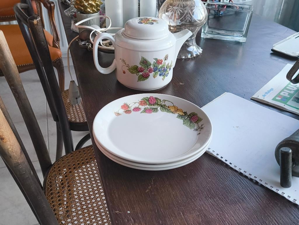 3 Boterham bordjes & theepot, Huis en Inrichting, Ophalen, Nieuw, Bord(en), Overige stijlen