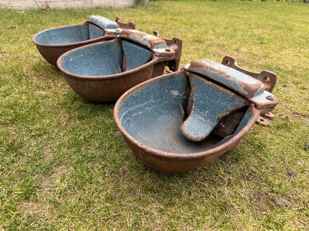 Gietijzeren drinkbakken, Ophalen
