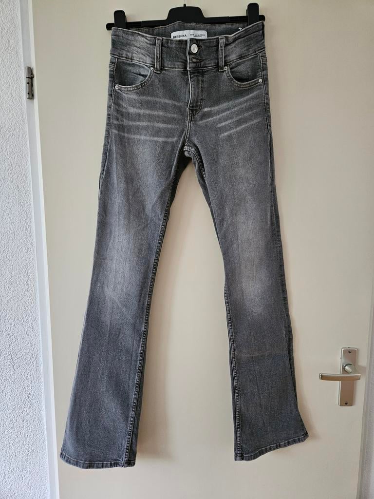Nieuw: prachtig grijze jeans van Bershka mt 36, Ophalen of Verzenden, Nieuw, Grijs, W28 - W29 (confectie 36)