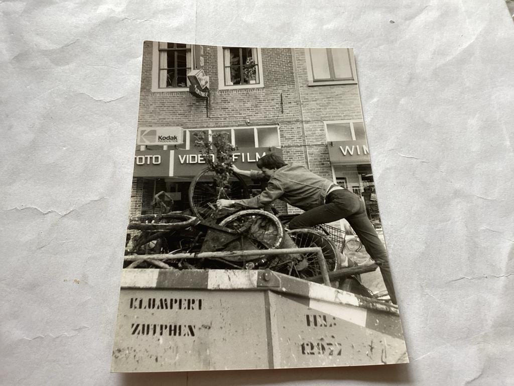 Zutphen: Man op fietsenhoop voor Kodak winkel (1975), 1960 tot 1980, Gebruikt, Foto, Ophalen of Verzenden