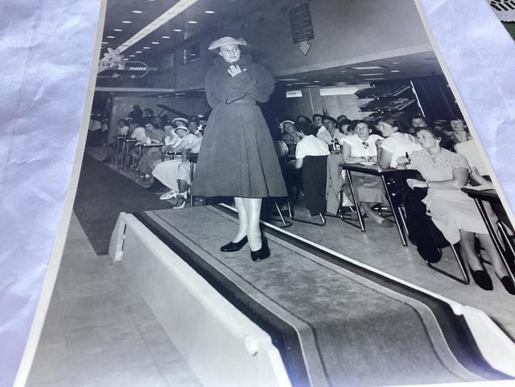 Vintage Foto Modeshow Bowlingbaan  Rotterdam afm is 17 x 23, Verzamelen, Foto's en Prenten, Ophalen of Verzenden