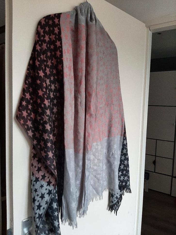 Prachtige mooie Dames Lentesjaal. Maat L., Kleding | Dames, Mutsen, Sjaals en Handschoenen, Nieuw, Sjaal, Maat 42/44 (L), Ophalen of Verzenden