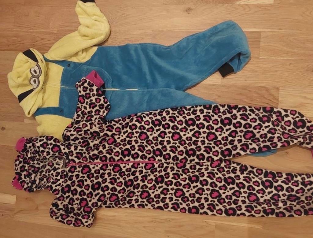 2x Onesie: Roze Dierenprint (134-140) & Minion (122-128), Kinderen en Baby's, Ophalen of Verzenden, Gebruikt, Jongen of Meisje
