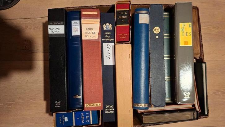 1 grote doos Albums,1 doos Fdc's, Postzegels en Munten, Postzegels | Volle albums en Verzamelingen, Nederland, Ophalen of Verzenden