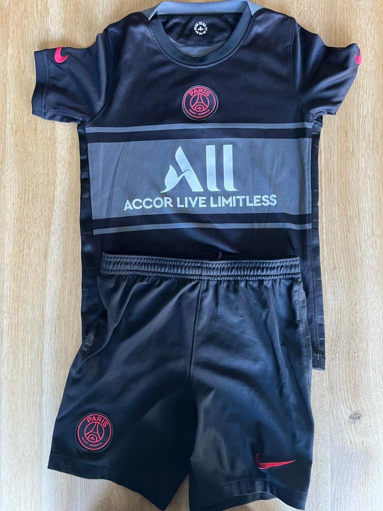 Paris Saint Germain Mbappe voetbaltenue origineel, Sport en Fitness, Voetbal, Maat S, Ophalen of Verzenden, Gebruikt, Set