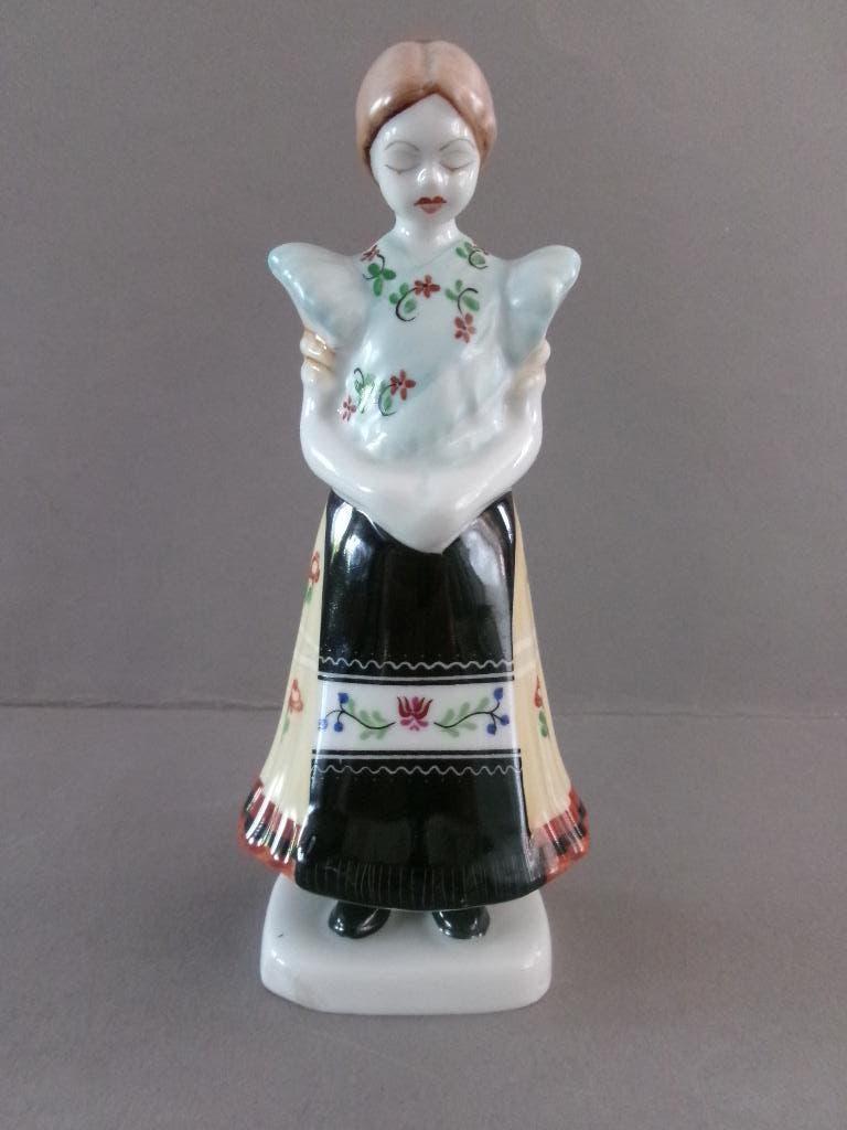 Porseleinen beeldje meisje in hongaars klederdracht., Antiek en Kunst, Ophalen of Verzenden