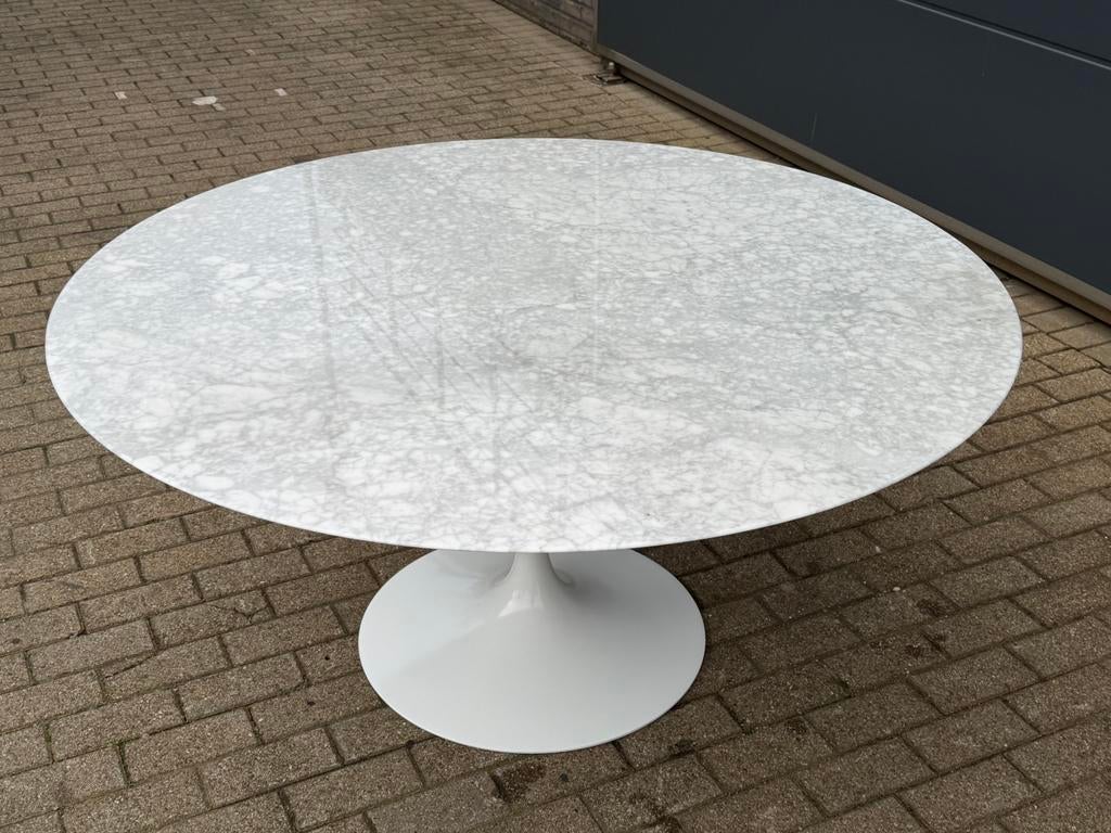 Originele ronde Knoll Tulip eettafel (137/152cm) Carrara, Huis en Inrichting, Tafels | Eettafels, Ophalen of Verzenden, Vitra togo mah jong ligne roset sede cassina b&b italia artifort