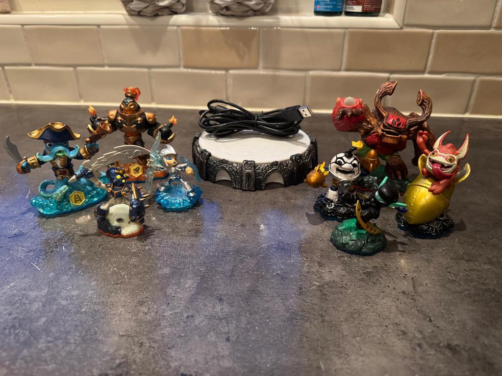 Skylanders portaal + 8 poppetjes, Spelcomputers en Games, Avontuur en Actie, 2 spelers, Eén computer, Ophalen of Verzenden