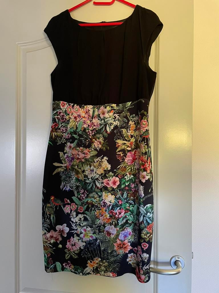 Zwarte met bloemen jurk. Maat 42 / L Steps, Ophalen of Verzenden, Zo goed als nieuw, Maat 42/44 (L), Zwart