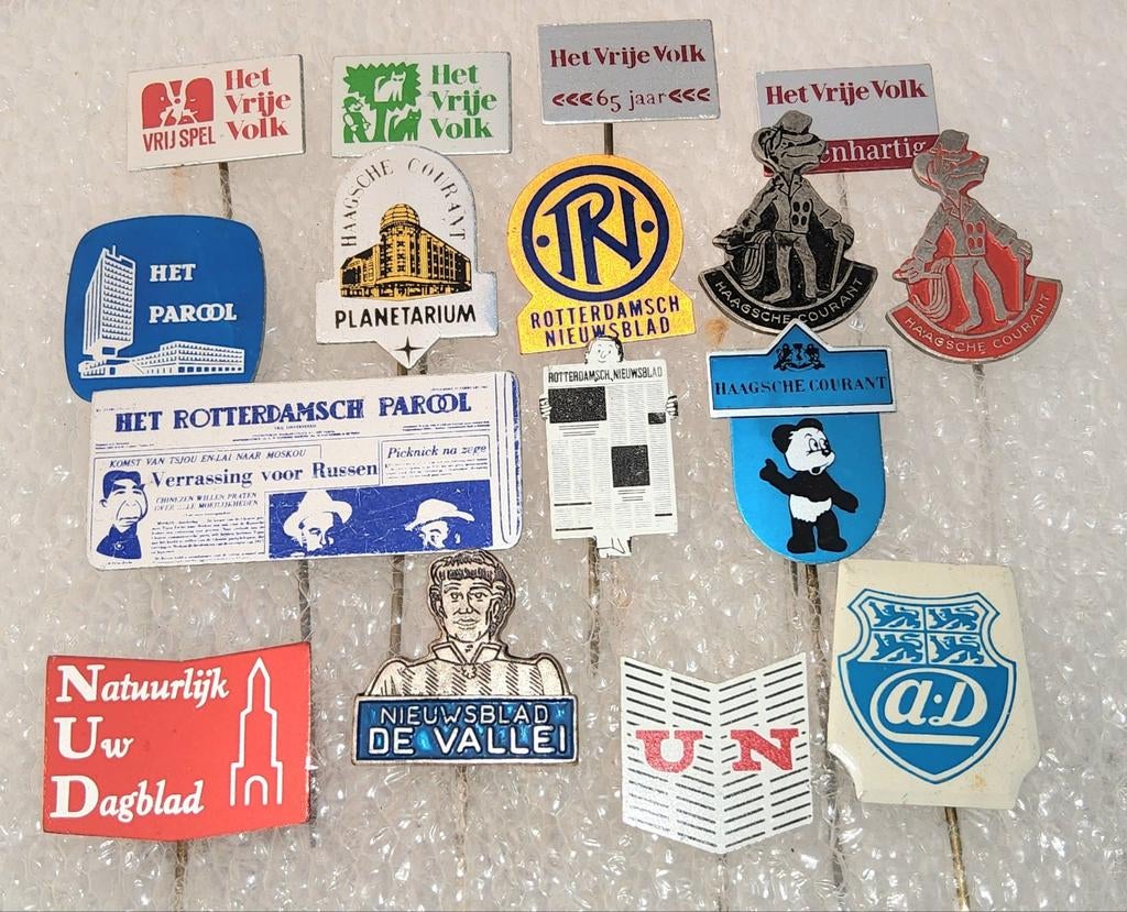 16 Vintage Kranten Speldjes - Diverse Merken, Verzamelen, Ophalen of Verzenden, Gebruikt, Merk, Speldje of Pin