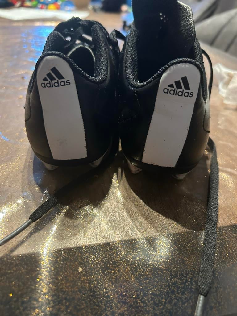 Adidas voetbalschoenen zwart maat 33 - zo goed als nieuw, Sport en Fitness, Voetbal, Ophalen of Verzenden, Zo goed als nieuw, Schoenen