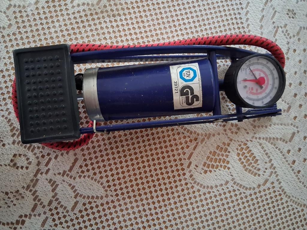 Voetpomp met drukmeter, Fietsen en Brommers, Fietsaccessoires | Fietspompen, Ophalen of Verzenden, Drukmeter, Gebruikt
