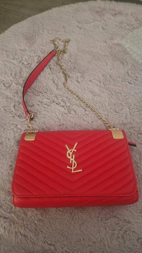 Rode schoudertas met gouden details, Sieraden, Tassen en Uiterlijk, Tassen | Damestassen, Nieuw, Schoudertasje, Rood, Ophalen of Verzenden