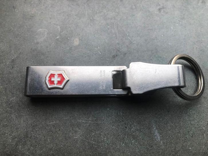 Metalen Victorinox Switserland sleutelhanger - met DBGM Nr., Verzamelen, Sleutelhangers, Zo goed als nieuw, Ophalen of Verzenden