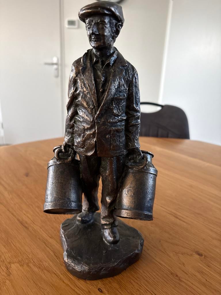 Beeld van melkboer met melkbussen, Ophalen of Verzenden