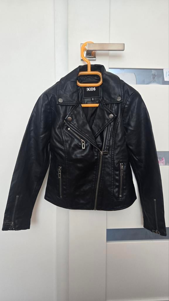Zwart kinderjasje van imitatieleer, Kinderen en Baby's, Kinderkleding | Maat 134, Ophalen of Verzenden, Zo goed als nieuw, Europe Kids
