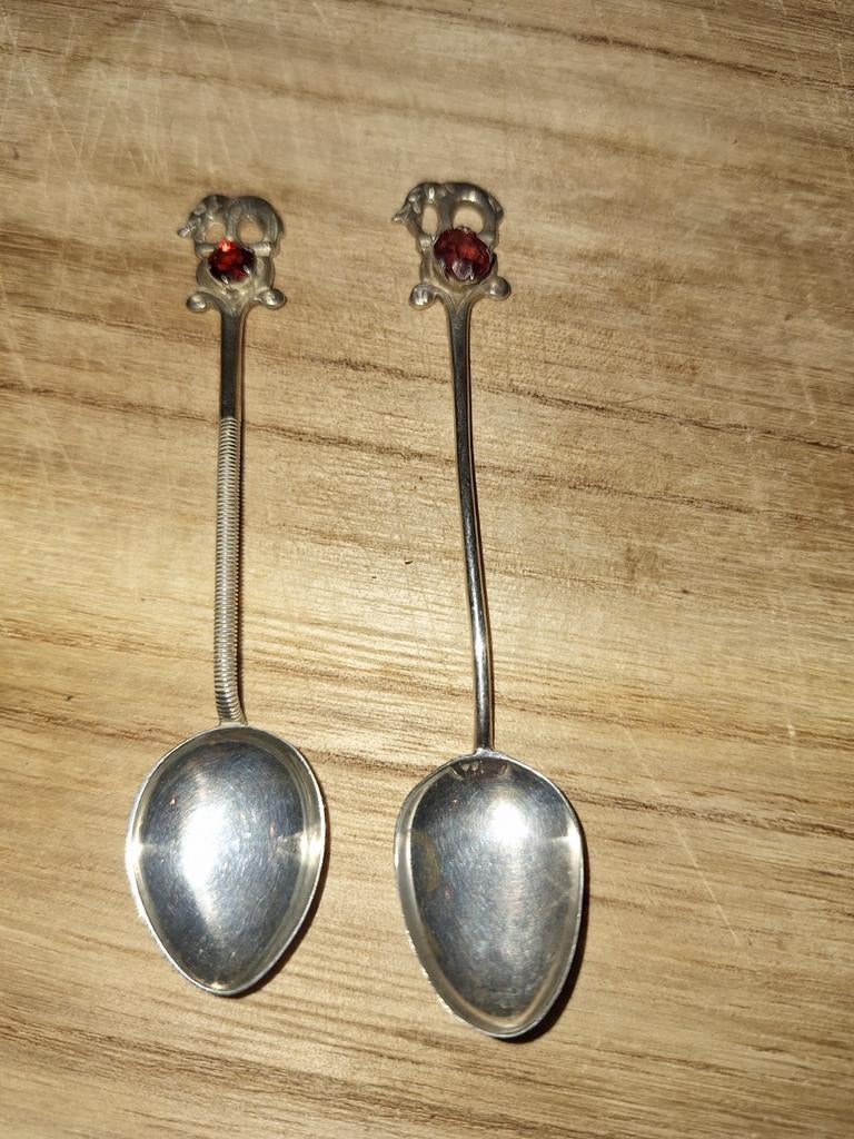 Set van 2 zilveren lepeltjes met olifant en robijn, Ophalen of Verzenden