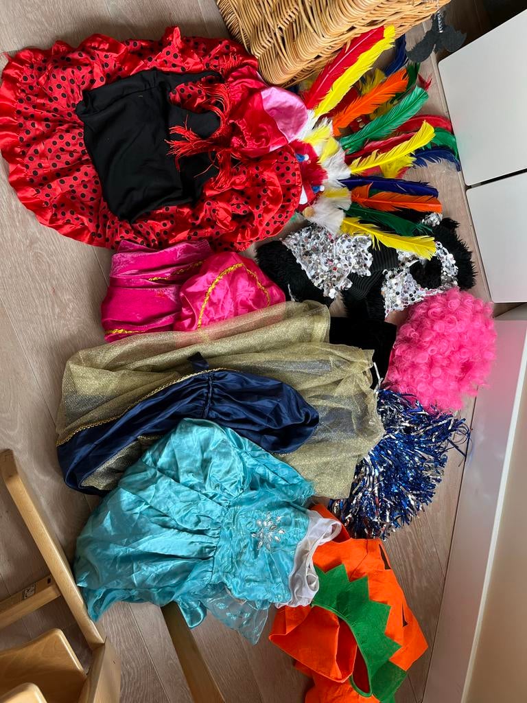 Verkleedkleding set voor kinderen, Kinderen en Baby's, Carnavalskleding en Verkleedspullen, Ophalen, Gebruikt, 110 t/m 116, Jongen of Meisje