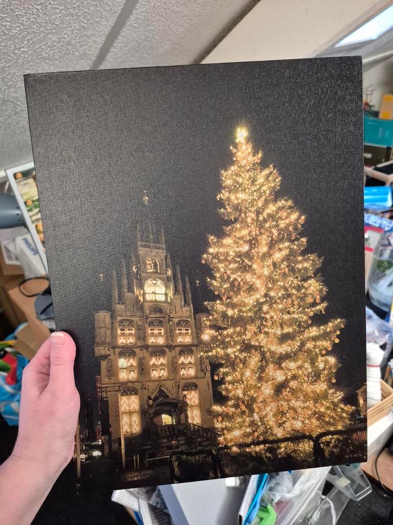 Kerst canvas met licht Gouda stadshuis met kerstboom, Diversen, Kerst, Ophalen of Verzenden