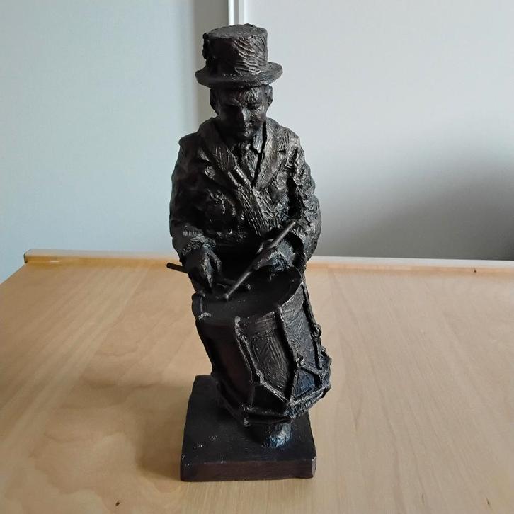 Beeldje van een trommelaar, tamboer van kunsthars (1985), Verzamelen, Beelden en Beeldjes, Zo goed als nieuw, Dier, Ophalen of Verzenden