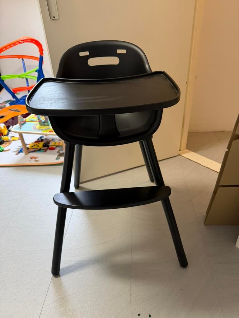 Mooie zwarte kinderstoel / kinderstoel met blad, Ophalen, Zo goed als nieuw, Meegroeistoel, Afneembaar eetblad