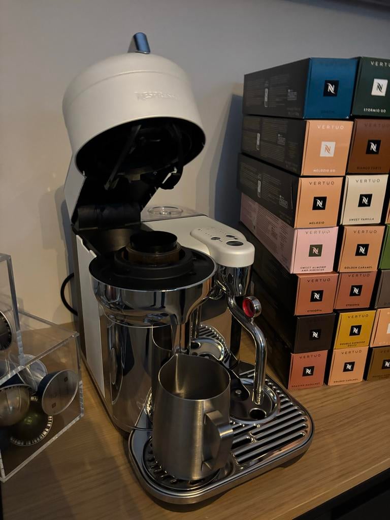 Sage Vertuo Creatista Nespresso machine + 400+ cups, Ophalen, Zo goed als nieuw, Koffiemachine, Koffiepads en cups