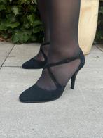 Zwarte suède pumps met bandjes – Manfield – maat 40, Kleding | Dames, Schoenen, Pumps, Zwart, Ophalen of Verzenden, Zo goed als nieuw