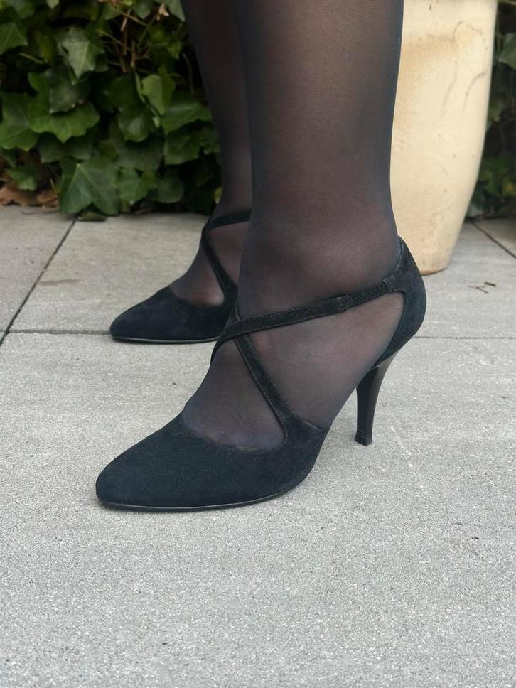 Zwarte suède pumps met bandjes – Manfield – maat 40, Kleding | Dames, Schoenen, Zo goed als nieuw, Pumps, Zwart, Ophalen of Verzenden