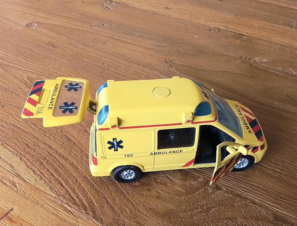 Ambulance  model, Hobby en Vrije tijd, Modelauto's | 1:87, Ophalen of Verzenden, Auto