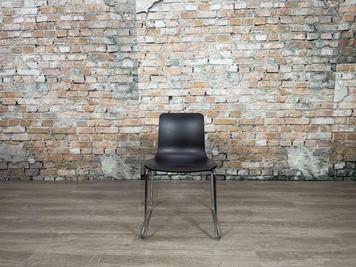 Meerdere Vitra HAL RE Sledge bruin bij TheReSales, Huis en Inrichting, Stoelen, Zo goed als nieuw, Vijf, Zes of meer stoelen, Kunststof